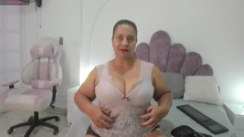 Snapshot of your_lady_milf chatting on 02.04.25 your_lady_milf online show from 02.04.25