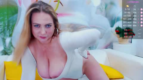 Snapshot of your_milf_lilly chatting on 11.01.25 Lilly online show from 11.01.25