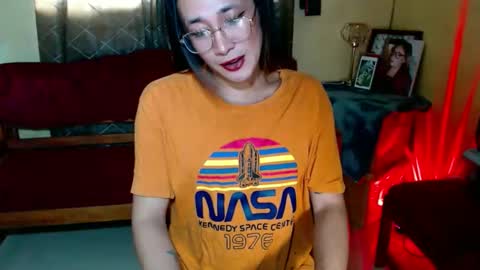 Snapshot of yourfavoratezoe chatting on 12.04.25 ZOE KHATE online show from 12.04.25