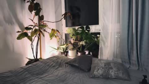 Snapshot of yourher0in chatting on 03.08.25 Aida online show from 03.08.25