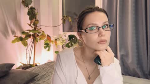 Snapshot of yourher0in chatting on 03.10.25 Aida online show from 03.10.25