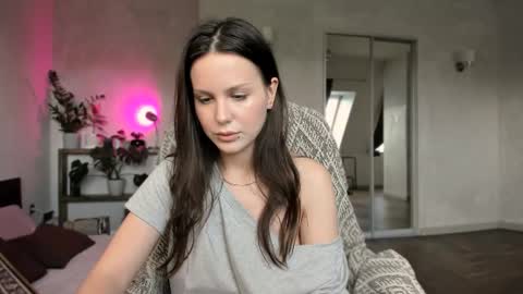 Snapshot of yourher0in chatting on 09.09.25 Aida online show from 09.09.25