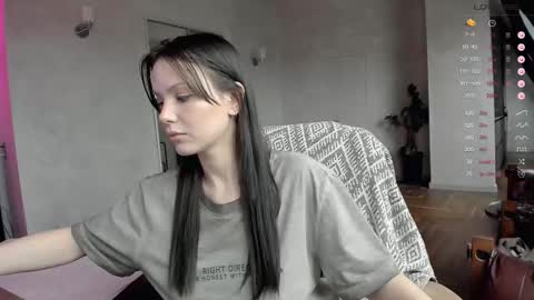 Snapshot of yourher0in chatting on 10.06.25 Aida online show from 10.06.25