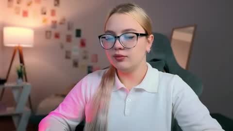 Snapshot of yourjullymoon chatting on 10.14.25 Jully online show from 10.14.25