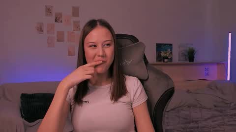 Snapshot of yourlovelystreamer chatting on 10.06.25 Nikol online show from 10.06.25