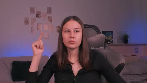 Snapshot of yourlovelystreamer chatting on 10.12.25 Nikol online show from 10.12.25