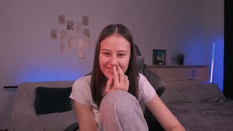Snapshot of yourlovelystreamer chatting on 10.16.25 Nikol online show from 10.16.25