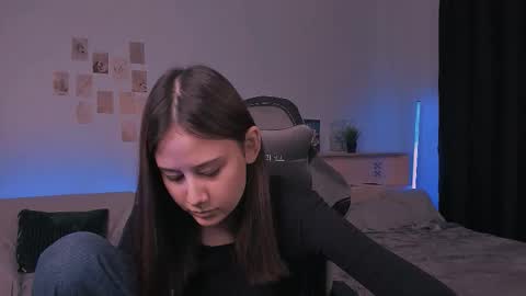 Snapshot of yourlovelystreamer chatting on 10.17.25 Nikol online show from 10.17.25