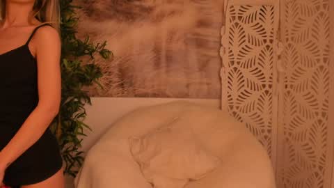 Snapshot of yourmidnightcoffee chatting on 01.11.25 Sarah online show from 01.11.25