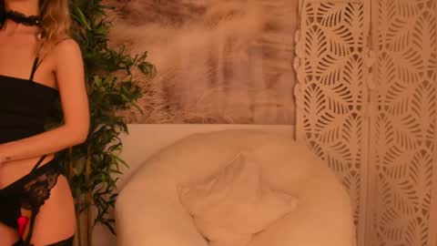 Snapshot of yourmidnightcoffee chatting on 01.27.25 Sarah online show from 01.27.25