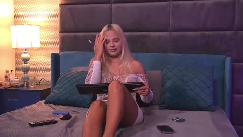 Snapshot of yssabelfox chatting on 09.18.25 Foxie online show from 09.18.25