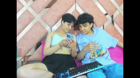 Snapshot of yui_and_rin_ chatting on 12.05.25 Yui Rin online show from 12.05.25