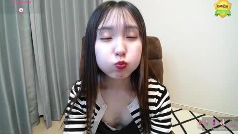 Snapshot of yui_x chatting on 02.26.25 yui_x online show from 02.26.25