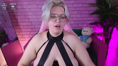 Snapshot of yukiohara chatting on 12.03.25 Yuki online show from 12.03.25