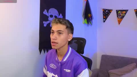 Snapshot of yulian_vasquez chatting on 10.21.25 yulian_vasquez online show from 10.21.25