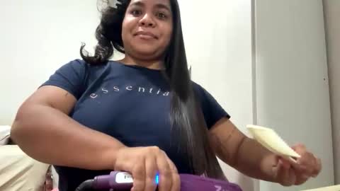 Snapshot of yulissa18 chatting on 10.13.25 Yuli and SaraIndependent model online show from 10.13.25