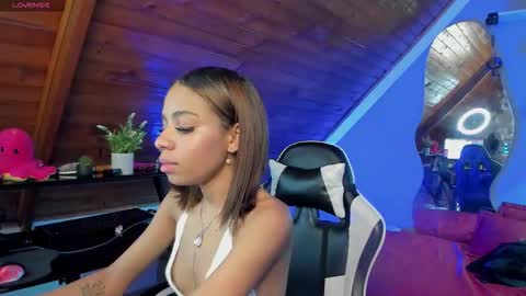 Snapshot of yumi_hanna chatting on 12.15.25 yumi_hanna online show from 12.15.25