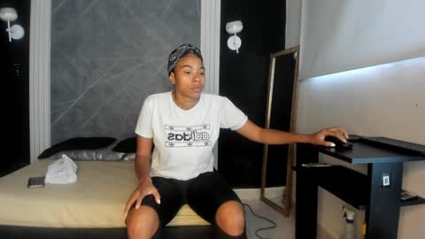 Snapshot of yummyduo chatting on 01.19.25 Yummyduo online show from 01.19.25