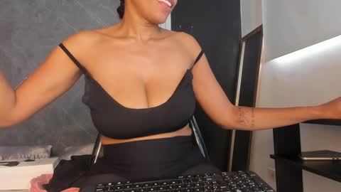 Snapshot of yummyduo chatting on 02.06.25 Yummyduo online show from 02.06.25