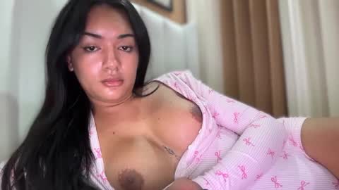 Snapshot of yummyrenalyn chatting on 11.01.25 Goddes Renalyn online show from 11.01.25