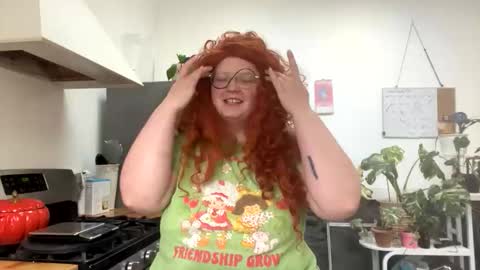 Snapshot of yungnotinnocent chatting on 12.17.25 Etta and N online show from 12.17.25