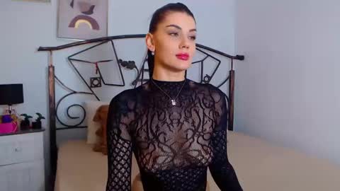 I V Y   online show from 12.10.24