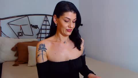 I V Y   online show from 02.19.25