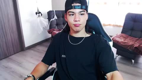 Snapshot of zackss_player chatting on 10.25.25 zackss_player online show from 10.25.25