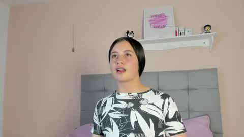 Snapshot of zaida_1 chatting on 04.22.26 Zaida online show from 04.22.26