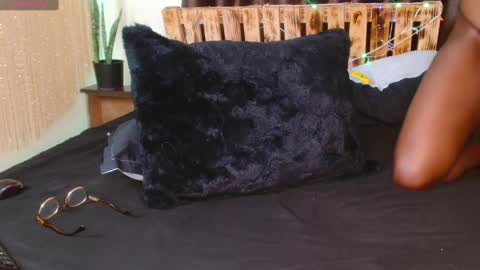 Snapshot of zara_lae chatting on 01.22.25 nicky online show from 01.22.25