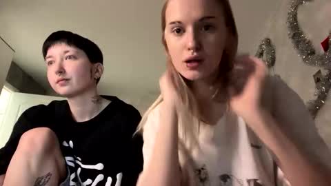 Snapshot of zaramontel chatting on 12.19.25 zaramontel online show from 12.19.25