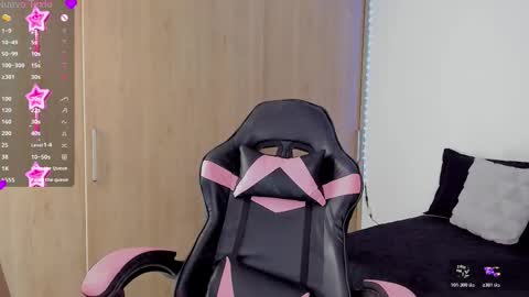 Snapshot of zaria_ivanov chatting on 10.31.25 Mia online show from 10.31.25