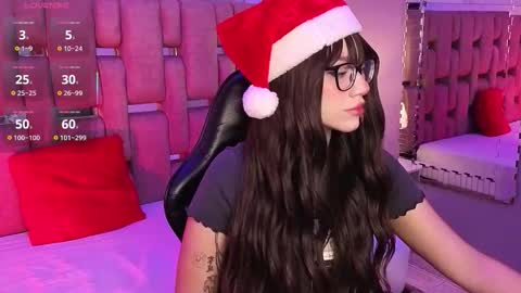 Snapshot of zharaluxie chatting on 12.17.25 Zhara online show from 12.17.25