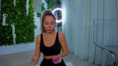 Snapshot of zinasquirts chatting on 10.19.25 Galli online show from 10.19.25
