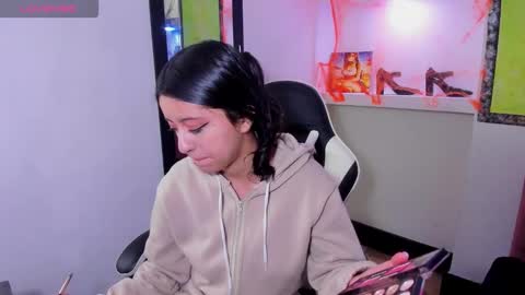 Snapshot of zoe_connor19 chatting on 11.06.25 Z O E online show from 11.06.25