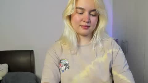 Snapshot of zoe_jhonson2 chatting on 10.15.25 zoe online show from 10.15.25