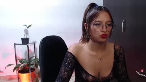 Snapshot of zoe_khall chatting on 11.29.25 ZOE online show from 11.29.25