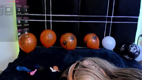 Snapshot of zoe_ll chatting on 11.18.25 SWEET ZOE online show from 11.18.25