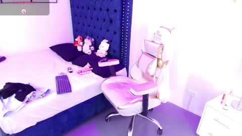 Snapshot of zoe_m00n chatting on 05.16.26 zoe online show from 05.16.26
