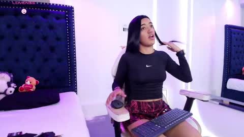 Snapshot of zoe_m00n chatting on 05.18.26 zoe online show from 05.18.26