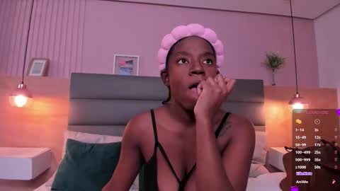 Zoe Novakk  online show from 11.17.25