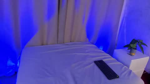 zoe_rousee_ online show from 07.04.26