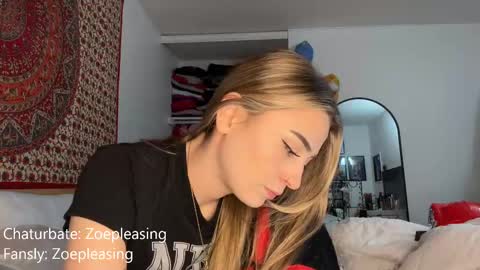 Snapshot of zoepleasing chatting on 10.11.25 zoepleasing online show from 10.11.25