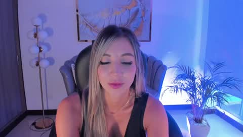 Zoe Presley  online show from 02.01.25