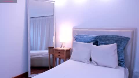 Snapshot of zoes_mile chatting on 01.28.25 Zoes online show from 01.28.25