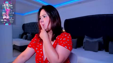 Snapshot of zoes_mile chatting on 09.30.25 Zoes online show from 09.30.25