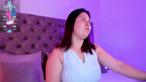 Snapshot of zoes_mile chatting on 10.27.25 Zoes online show from 10.27.25