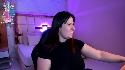 Snapshot of zoes_mile chatting on 12.15.25 Zoes online show from 12.15.25