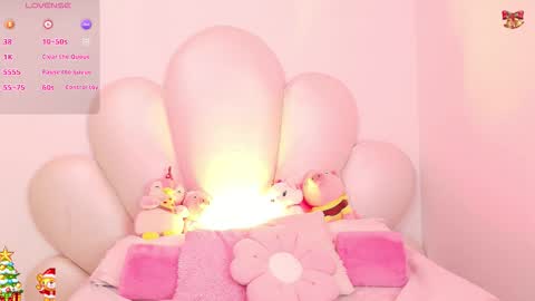 Snapshot of zoewillian chatting on 12.14.25 zoewillian online show from 12.14.25