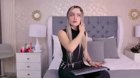 ZoeWilliis online show from 07.31.26